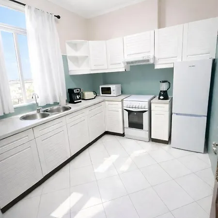 아파트 One-bedroom In Old Town With Pool
